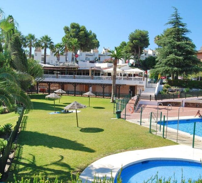 27-community-pool-and-restaurant-ref-4081