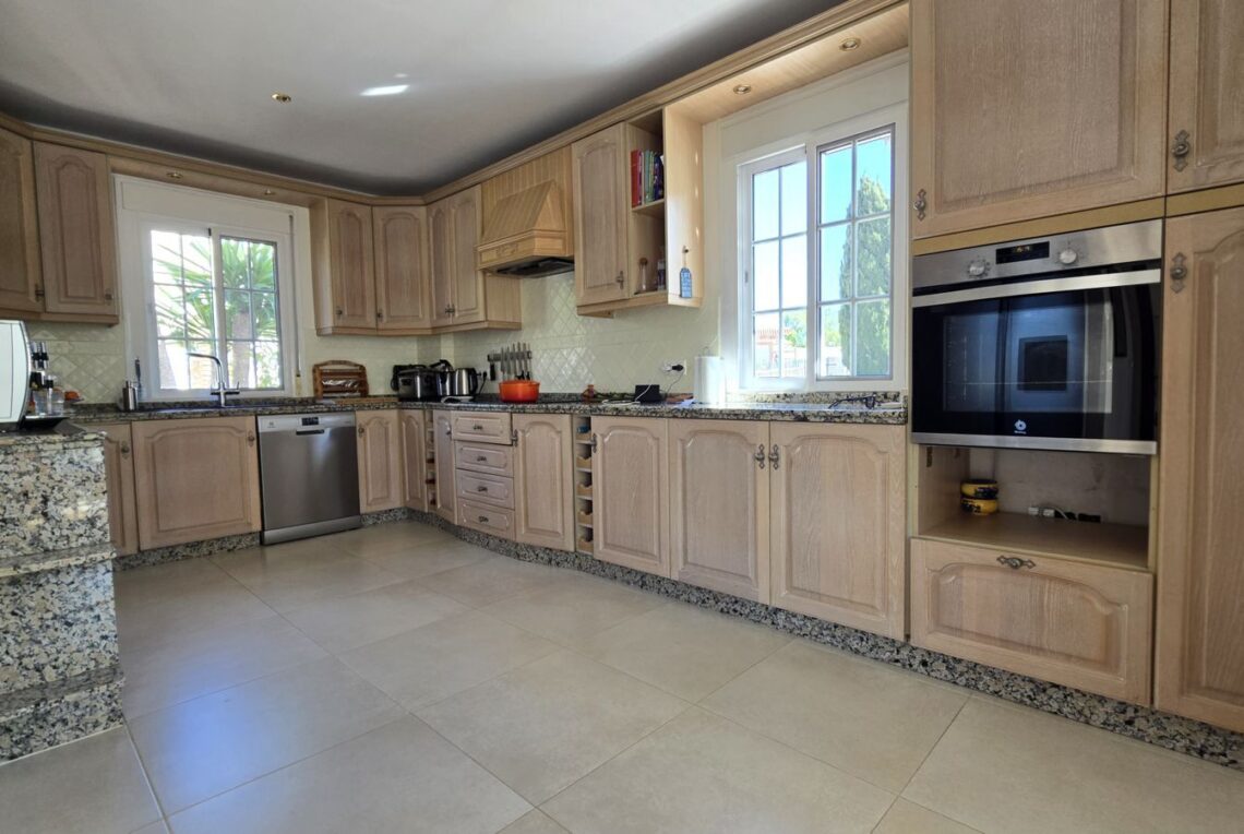 24-b59ea83f0a74727dc1499d2a7ec80eaa