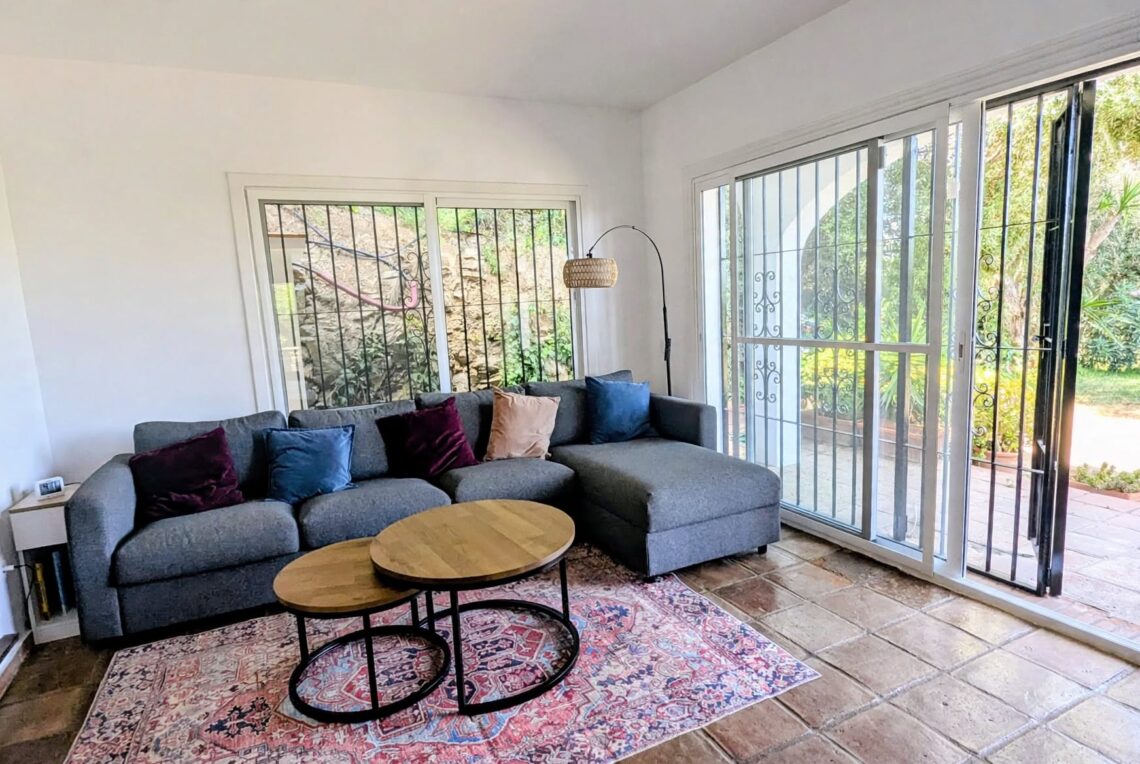 luxury_living_room_sunlight