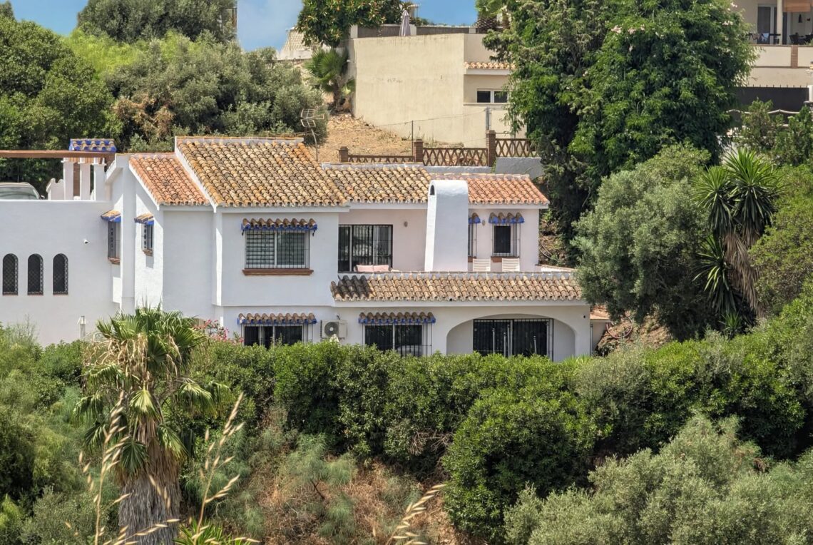 sunlit_mediterranean_villa